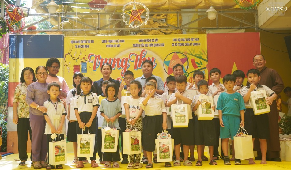 Tặng quà đến các em học sinh Lớp phổ cập Tiểu học Trần Quang Khải - chùa Kỳ Quang II Tặng quà đến các em học sinh Lớp phổ cập Tiểu học Trần Quang Khải - chùa Kỳ Quang II