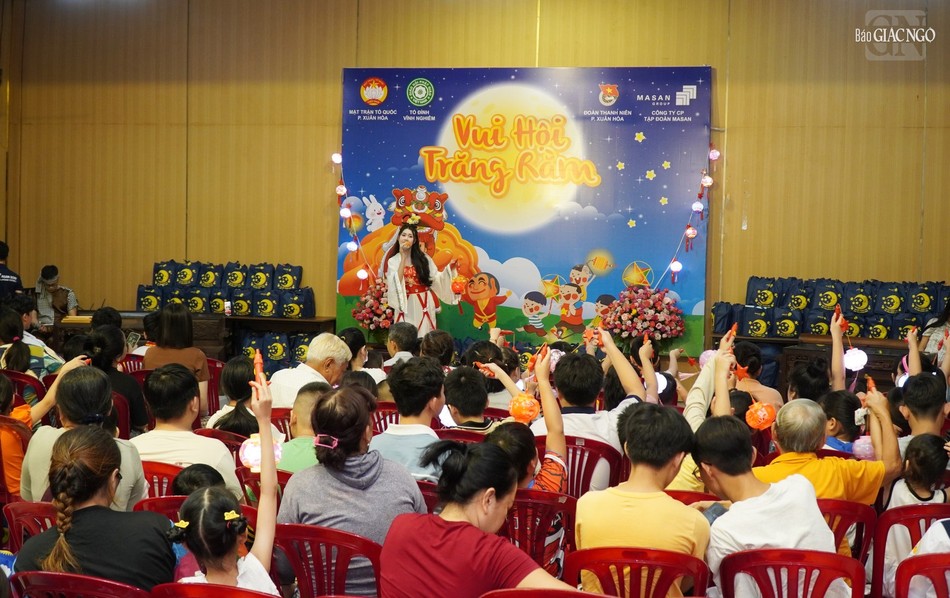 Các em hát bài hát Trung thu với chị Hằng