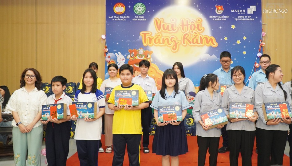 Có 15 em học sinh được nhận học bổng dịp này