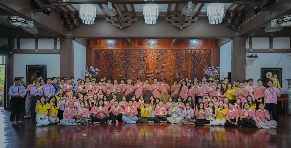 Sinh viên ngành Tâm lý học của Trường Đại học Văn Lang và Trường Đại học Sư phạm TP.HCM tìm hiểu về Phật giáo