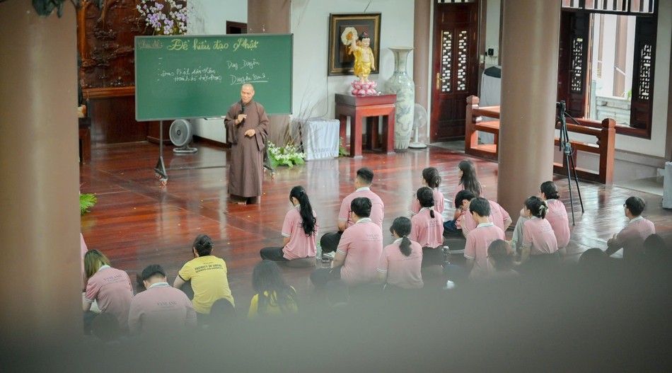 Thượng tọa Thích Trí Chơn giới thiệu về đạo Phật đến sinh viên