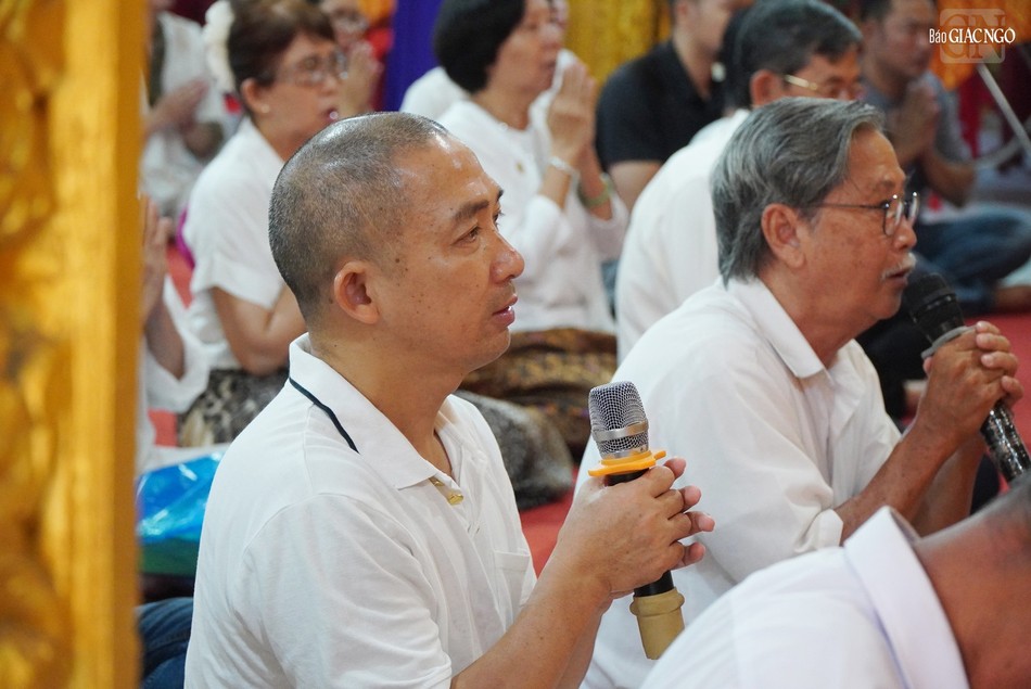 Phật tử lễ bái Tam bảo