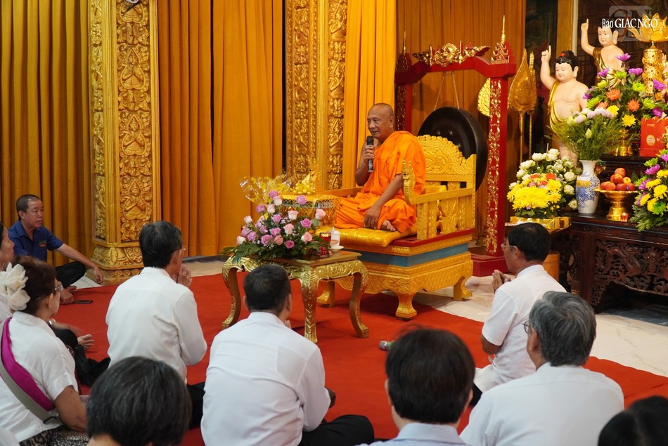 Hòa thượng Danh Lung giảng về ý nghĩa Kathina, những quả báu của việc dâng y Kathina