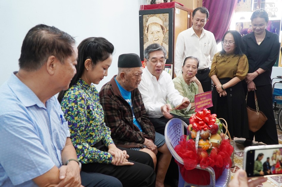 Lãnh đạo Thành ủy TP.HCM thăm nghệ sĩ, nhà văn Mạc Can tại Viện Dưỡng lão Thị Nghè Lãnh đạo Thành ủy TP.HCM thăm nghệ sĩ, nhà văn Mạc Can tại Viện Dưỡng lão Thị Nghè