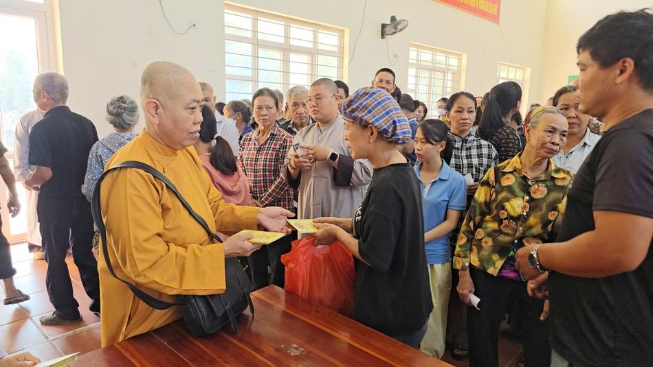 Tại xã Quang Sơn: đoàn trao 147 phần thôn Đồng Bẩm; xóm Mõ Ba trao 130 phần; thôn Lân Đăm trao 23 phần Tại xã Quang Sơn: đoàn trao 147 phần thôn Đồng Bẩm; xóm Mõ Ba trao 130 phần; thôn Lân Đăm trao 23 phần