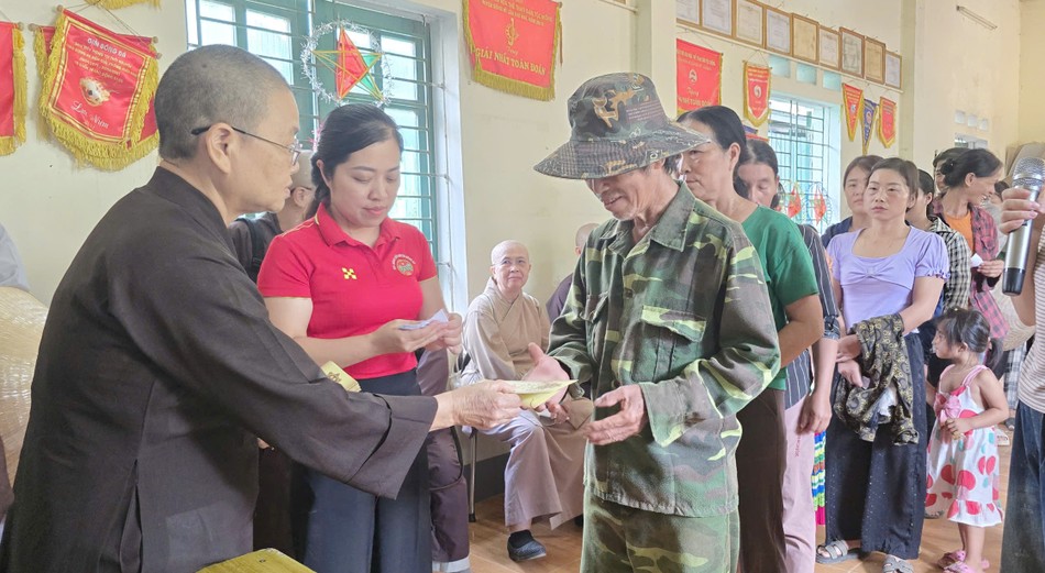 Hơn 1.000 phần quà là tiền mặt được trao trực tiếp đến người dân Hơn 1.000 phần quà là tiền mặt được trao trực tiếp đến người dân