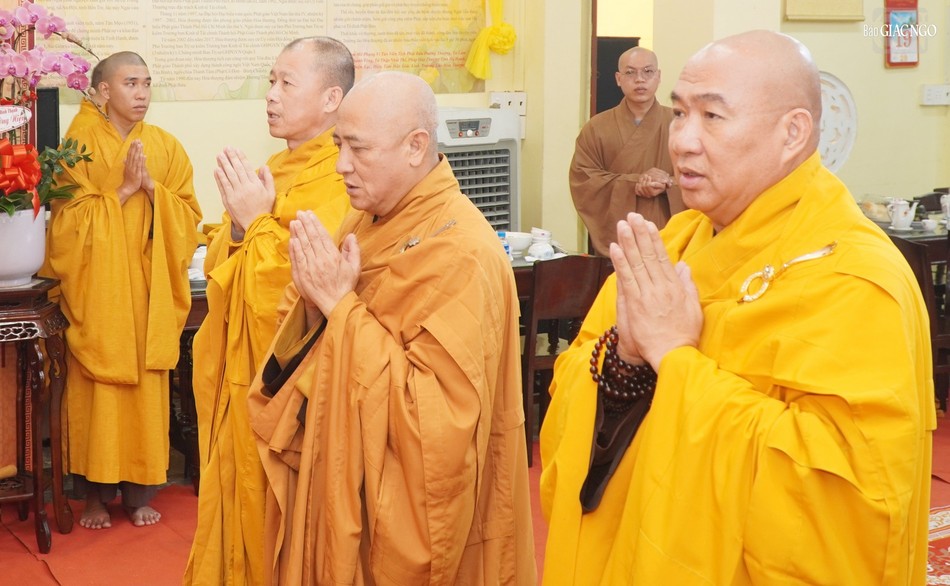 Hòa thượng Thích Huệ Thông, Phó Chủ tịch Hội đồng Trị sự, cùng chư tôn đức Văn phòng II T.Ư dâng nén tâm hương tưởng niệm