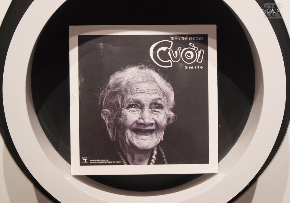 Triển lãm còn trưng bày 14 quyển sách ảnh của tác giả, 22 cuốn sổ cảm nhận của công chúng thưởng lãm qua từng cuộc triển lãm