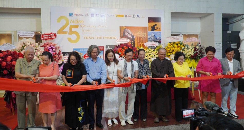 Cắt băng khai mạc triển lãm