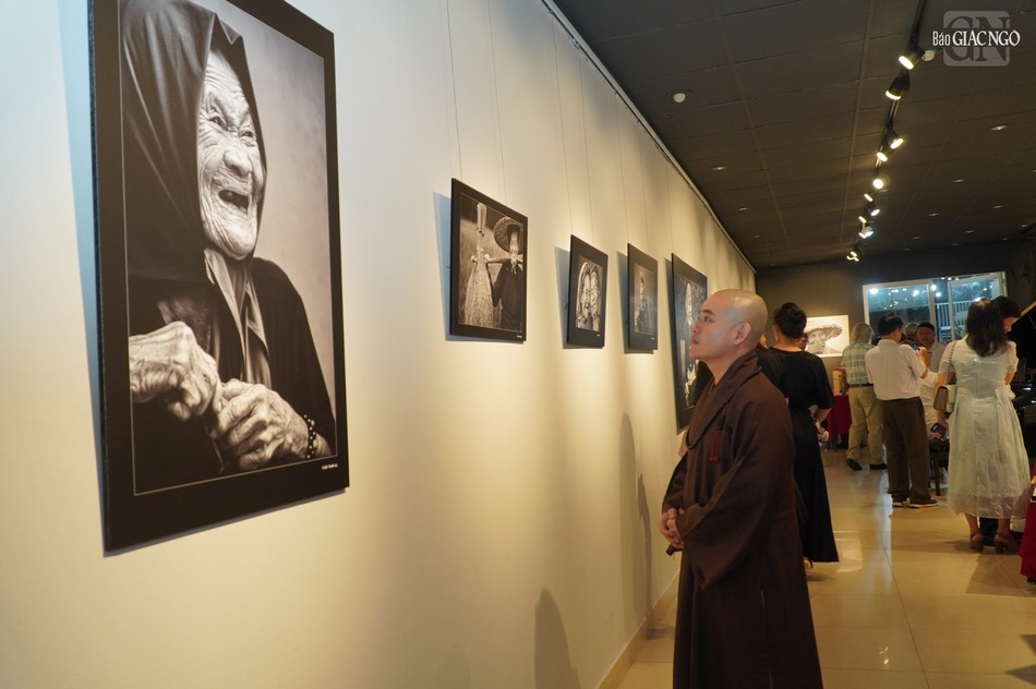 Triển lãm thu hút đông đảo người đến thưởng lãm