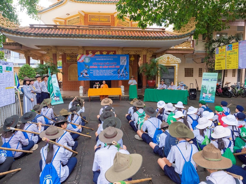 Tại tịnh xá Trung Tâm, P.Bình Lợi Trung vào sáng nay 26-10 diễn ra khai mạc Liên trại huấn luyện A-nô-ma, Ni Liên và Tuyết Sơn cho trại sinh đến từ các đơn vị Bát Nhã, Giác Ngạn, Huyền Trang (Lam Thiên Ấn), Kỳ Quang, Tâm Minh Tại tịnh xá Trung Tâm, P.Bình Lợi Trung vào sáng nay 26-10 diễn ra khai mạc Liên trại huấn luyện A-nô-ma, Ni Liên và Tuyết Sơn cho trại sinh đến từ các đơn vị Bát Nhã, Giác Ngạn, Huyền Trang (Lam Thiên Ấn), Kỳ Quang, Tâm Minh
