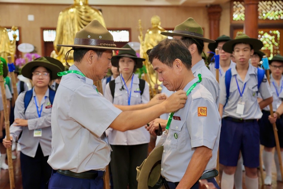 Huynh trưởng cấp Tấn Tâm Dũng - Nguyễn Hữu Tiến, Phó Phân ban Gia đình Phật tử TP.HCM kiêm Ủy viên Nghiêm huấn Khu vực I trao quyết định và còi lệnh đến Huynh trưởng cấp Tín Quảng Từ - Ngô Văn Mẫn, Trại trưởng Liên trại huấn luyện tại chùa Giác Nguyên Huynh trưởng cấp Tấn Tâm Dũng - Nguyễn Hữu Tiến, Phó Phân ban Gia đình Phật tử TP.HCM kiêm Ủy viên Nghiêm huấn Khu vực I trao quyết định và còi lệnh đến Huynh trưởng cấp Tín Quảng Từ - Ngô Văn Mẫn, Trại trưởng Liên trại huấn luyện tại chùa Giác Nguyên