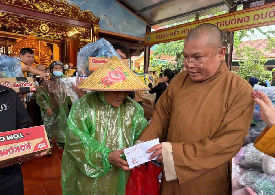 Thượng tọa Thích Quảng Cao trao quà đến người dân Thượng tọa Thích Quảng Cao trao quà đến người dân