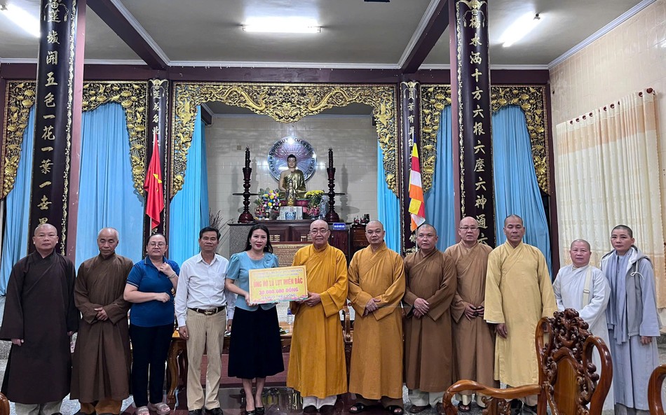 Hòa thượng Thích Minh Nhật, Trưởng ban Trị sự GHPGVN tỉnh Lâm Đồng trao ủng hộ bà con bị ảnh hưởng bão số 10,11 Hòa thượng Thích Minh Nhật, Trưởng ban Trị sự GHPGVN tỉnh Lâm Đồng trao ủng hộ bà con bị ảnh hưởng bão số 10,11