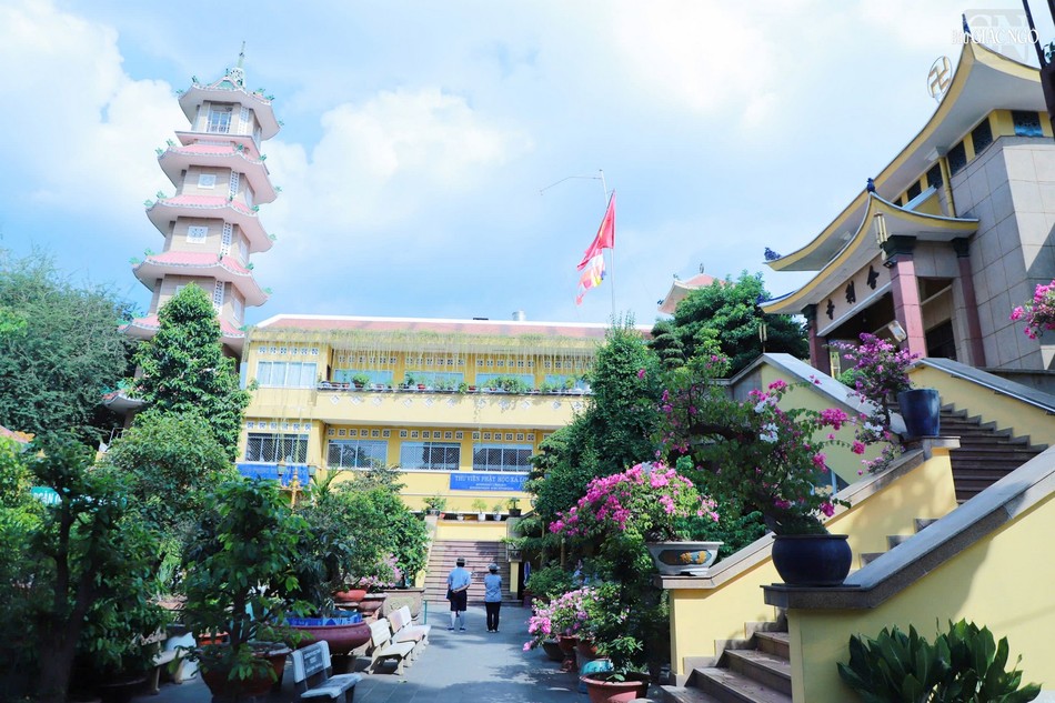 Tháp chuông 7 tầng, cao 32m, tầng cao nhất là một cổ lầu có treo một đại hồng chung cân nặng 2 tấn, đường kính 1,2m, cao 1,6m. Quả chuông được rót đồng tại phường đúc làng Dương Biều - Huế vào ngày mùng 1 tháng Ba năm Tân Sửu (1961), theo mẫu của chuông chùa Linh Mụ - Huế. Tháp chuông chùa Xá Lợi được khánh thành vào ngày 16-11-Tân Sửu (1961) sau hơn 11 tháng thi công