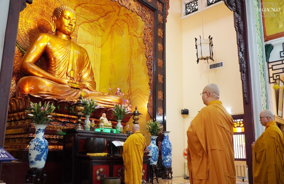 Chùa thờ duy nhất một tượng Phật Thích Ca lớn, trong tư thế ngồi kiết-già trên tòa sen