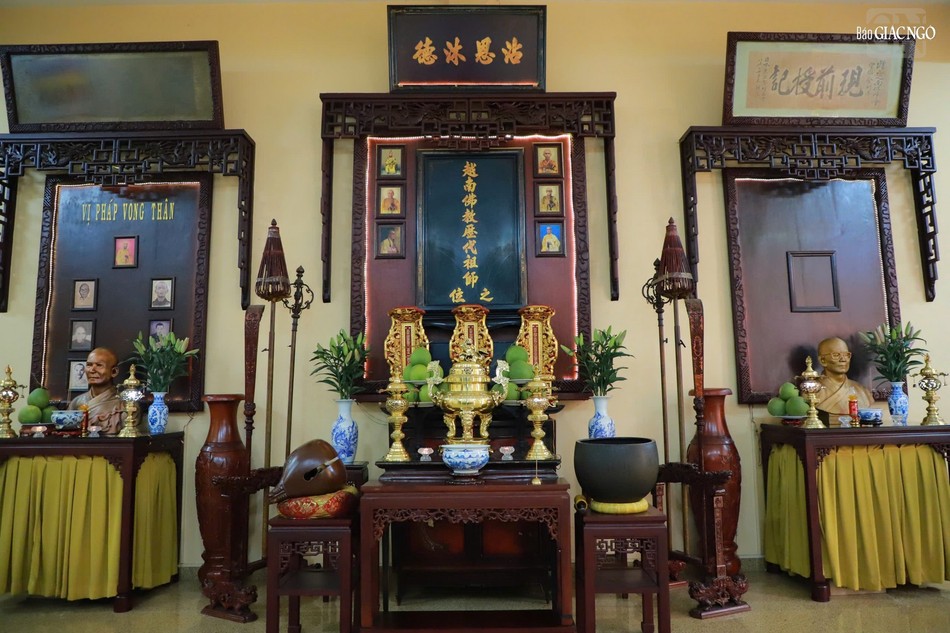 Phía sau chánh điện là Tổ đường