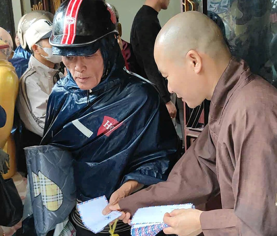 Chùa Kim Quang tặng quà đến bà con tại Huế