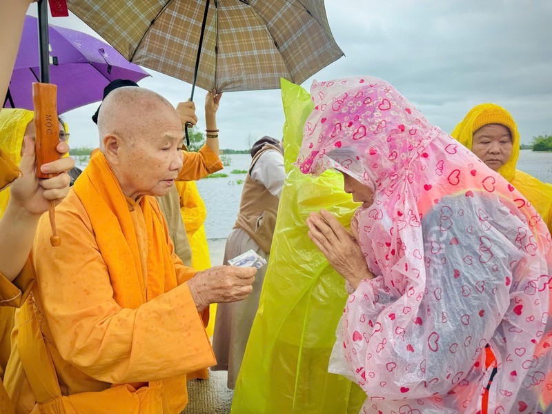 Trao quà đến người dân Trao quà đến người dân