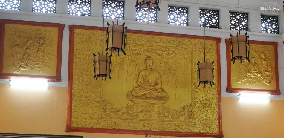 Trong chánh điện còn trang trí một bộ tranh lớn gồm 15 bức do giáo sư Nguyễn Văn Long của Trường Mỹ thuật Gia Định thực hiện, miêu tả lịch sử Đức Phật Thích Ca từ lúc sơ sinh cho đến khi nhập Niết-bàn