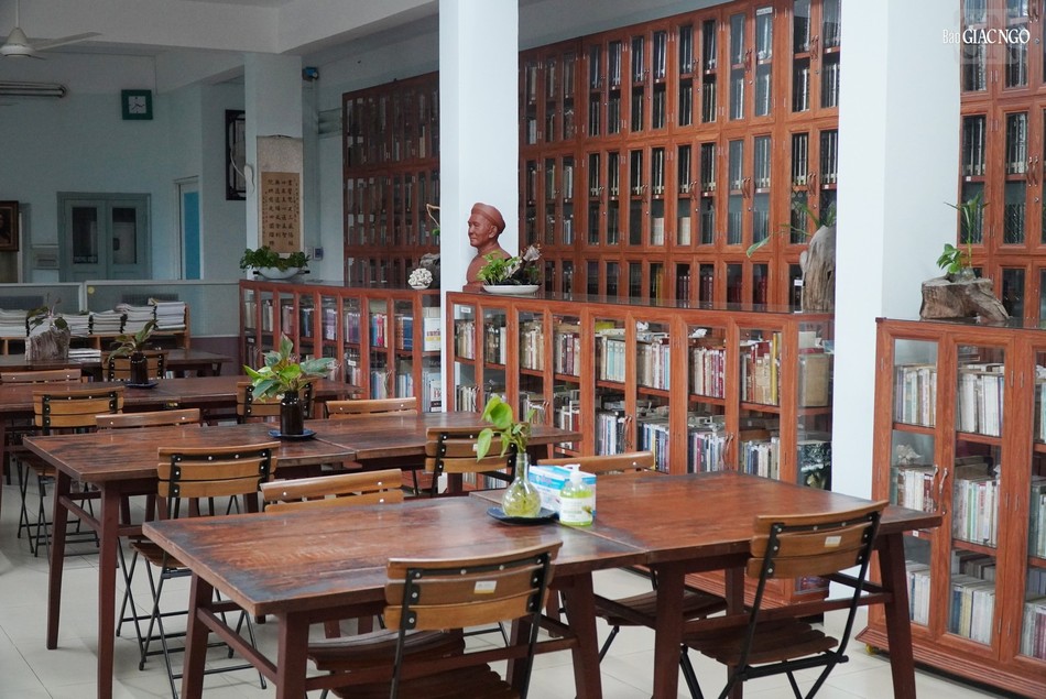 Thư viện mở cửa từ 8 giờ đến 11 giờ và 14 giờ đến 16 giờ, từ thứ Ba tới Chủ nhật hàng tuần