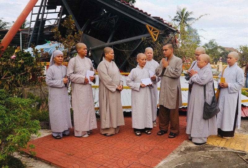 Phân ban Ni giới tỉnh Đắk Lắk cúng dường tịnh tại đến các chùa bị ảnh hưởng bão số 13