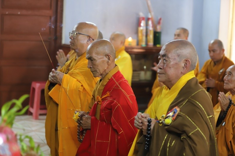 Chư tôn đức dâng hương tưởng niệm Chư tôn đức dâng hương tưởng niệm