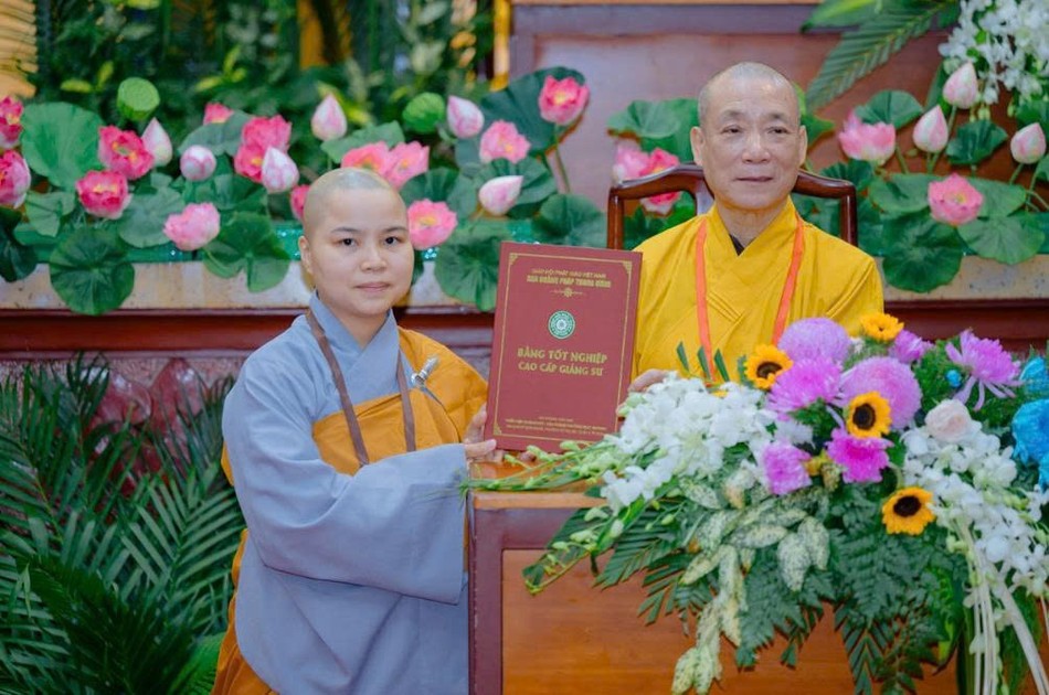 Hòa thượng Thích Bảo Nghiêm trao Bằng tốt nghiệp Hòa thượng Thích Bảo Nghiêm trao Bằng tốt nghiệp