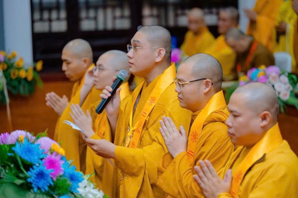 Đại diện Tăng Ni giảng sinh dâng lời phát nguyện Đại diện Tăng Ni giảng sinh dâng lời phát nguyện