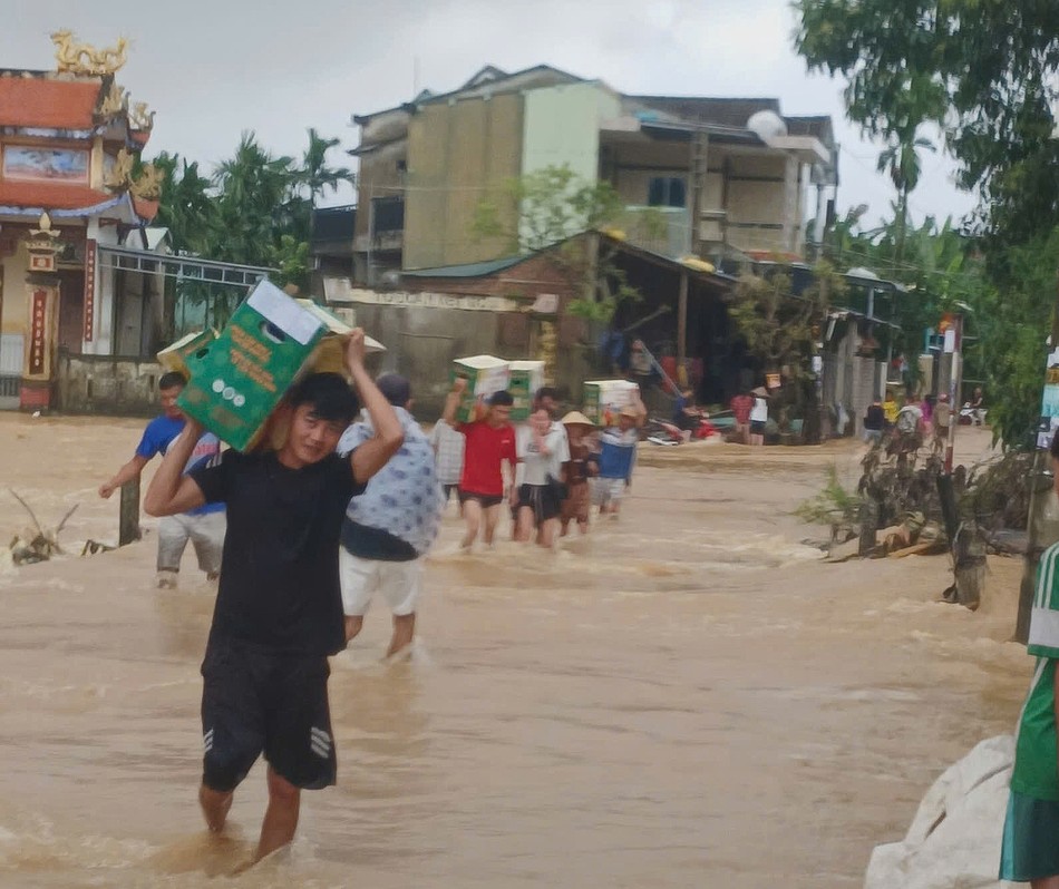 Người dân nhận quà chạy lũ tại xã Đại Quang cũ - Ảnh: XĐQ