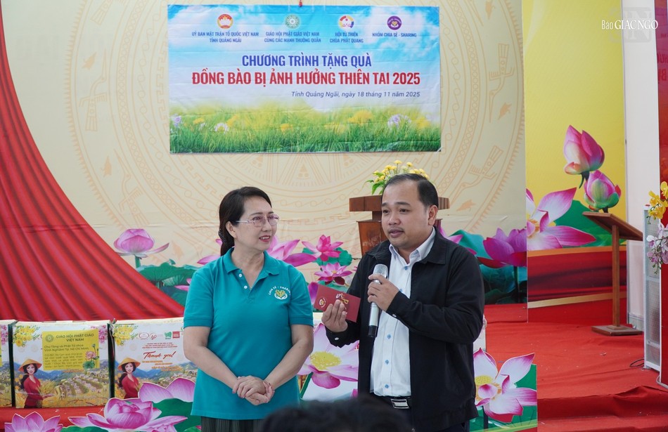 Bà Nguyễn Thị Tranh, Trưởng nhóm Chia sẻ Sharing của bà Mai Thị Hạnh - phu nhân nguyên Chủ tịch nước Trương Tấn Sang trao 5 triệu đồng hỗ trợ đến hộ dân bị sập nhà tại xã Sơn Hà