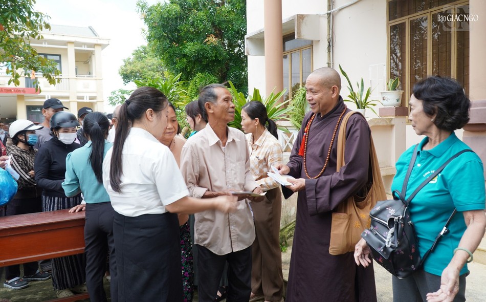 Thượng tọa Thích Trung Sơn tặng quà, thăm hỏi đến người dân