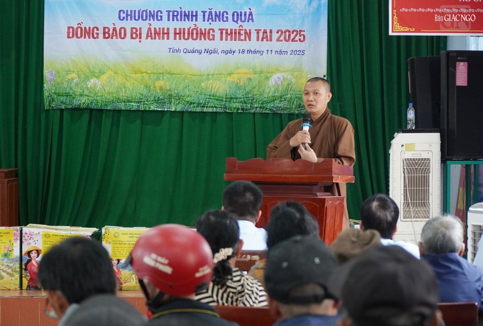 Đại đức Thích Minh Thật thông tin về chương trình từ thiện của đoàn GHPGVN