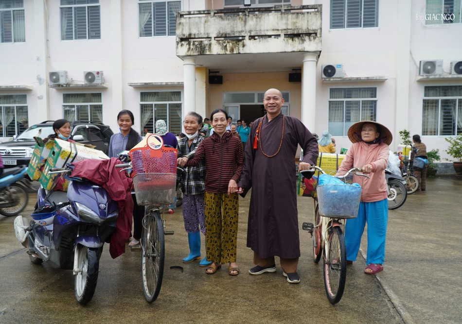 Niềm hoan hỷ của người trao và người nhận