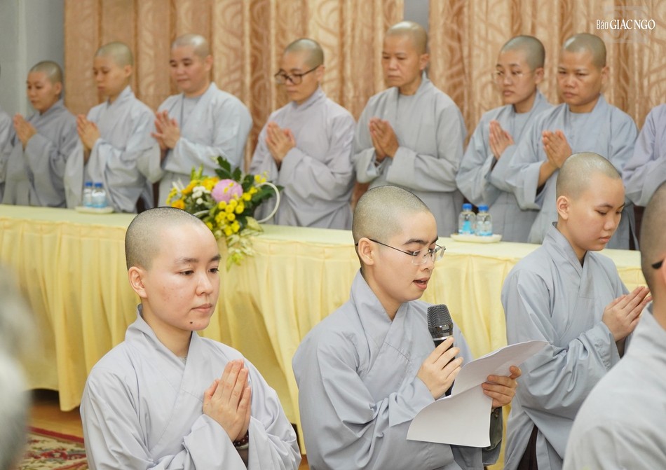 ... Soi đường trí tuệ, lặng thầm dẫn duyên ... Soi đường trí tuệ, lặng thầm dẫn duyên