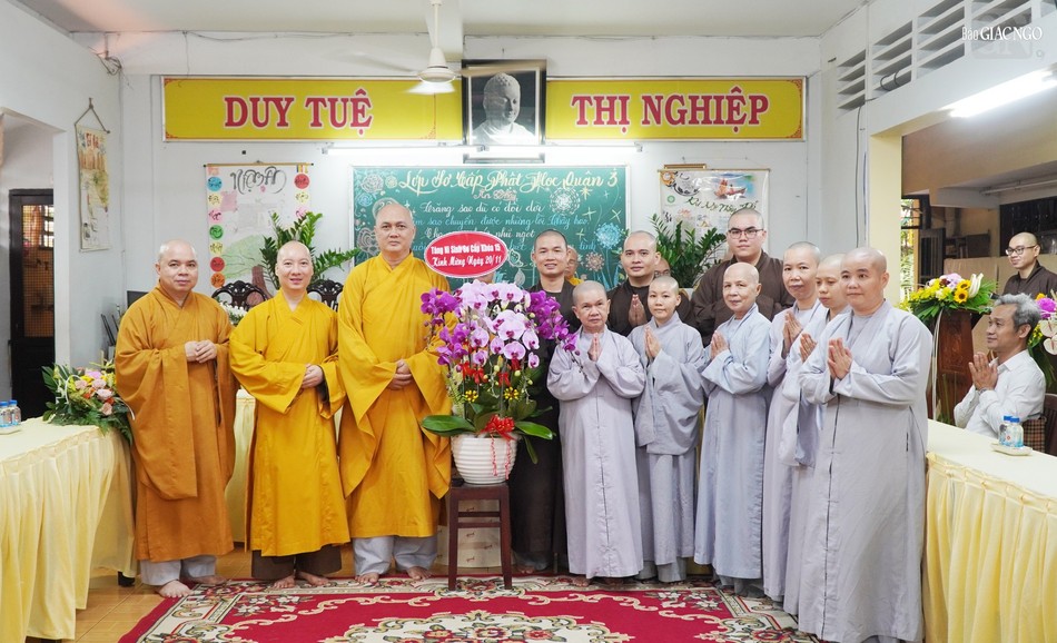 Tăng Ni sinh khóa 15 tri ân đến Ban Chủ nhiệm Lớp sơ cấp Phật học Tăng Ni sinh khóa 15 tri ân đến Ban Chủ nhiệm Lớp sơ cấp Phật học