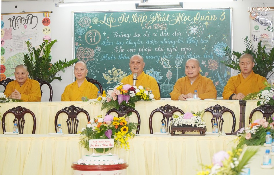 Chư tôn đức Ban Chủ nhiệm sinh hoạt cùng Tăng Ni sinh khóa 15, 16 Chư tôn đức Ban Chủ nhiệm sinh hoạt cùng Tăng Ni sinh khóa 15, 16