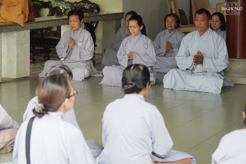 Phật tử lắng nghe Bồ-tát giới