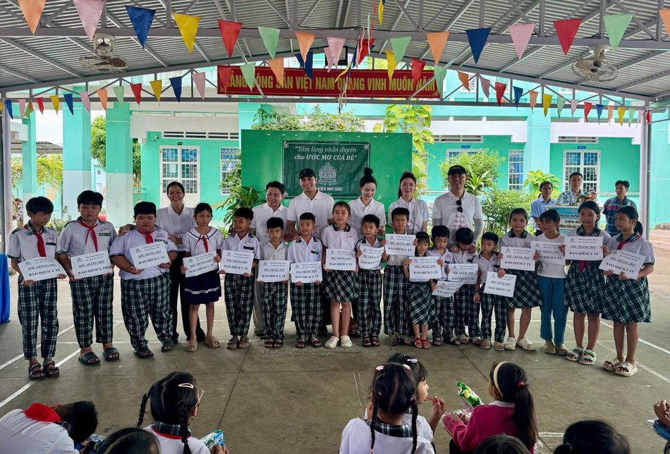 Trao tặng bảo hiểm đến các em học sinh