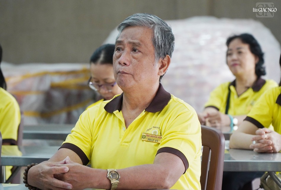 Các tình nguyện viên khóa tu lắng nghe pháp thoại