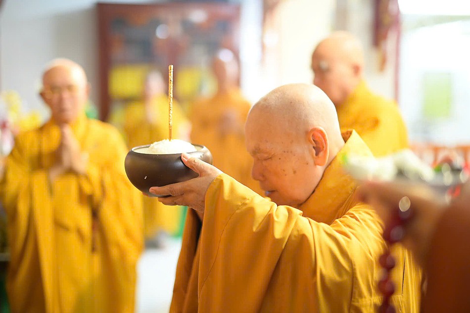 Trưởng lão Hòa thượng Thích Thiện Nhơn dâng cơm cúng dường - Ảnh: Phước Toàn