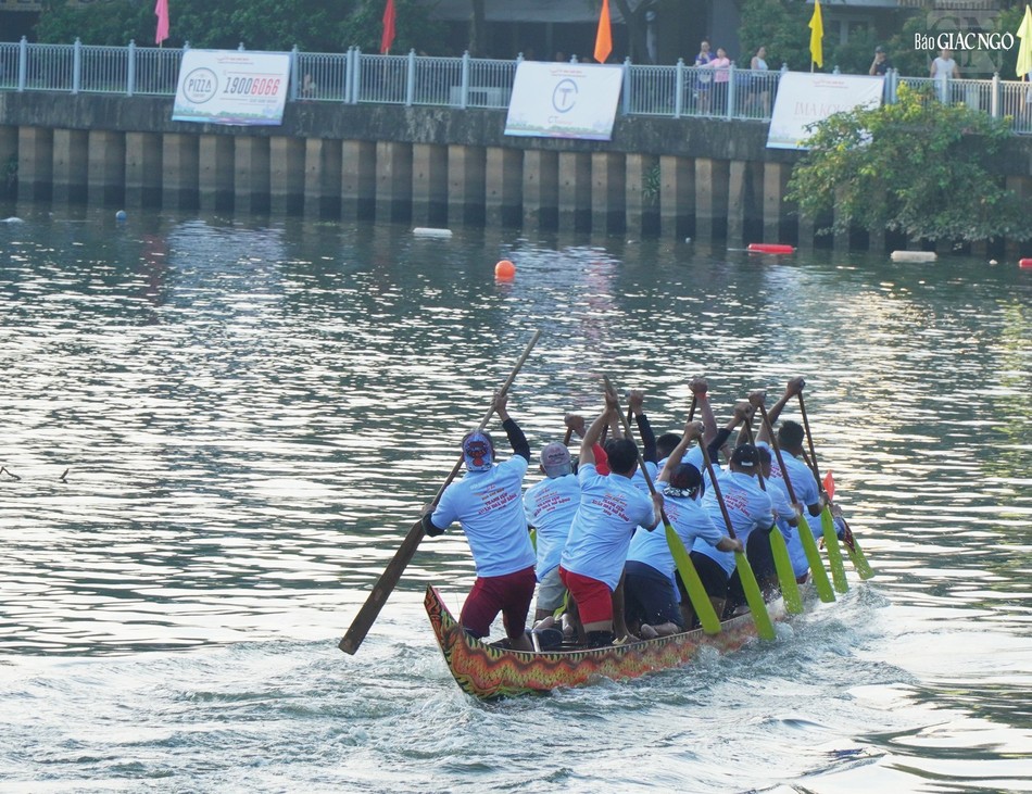 Vì chiếc ghe Ngo có hình dáng thon dài như thân hình rắn, hai đầu cong lên, nên khi bơi, trông chiếc ghe như một con rắn đang trườn mình trên mặt nước, rất sinh động