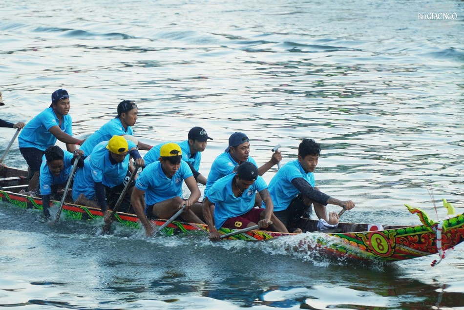 Ghe ngo có dầm riêng, làm theo nhiều kích cỡ tùy theo từng vị trí người bơi