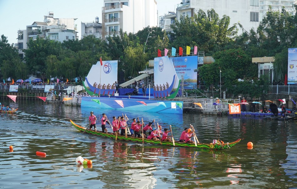 Các đội thi đấu đoạn kênh Nhiêu Lộc - Thị Nghè (đoạn từ cầu Công Lý đến cầu Lê Văn Sỹ) với cự ly 500m
