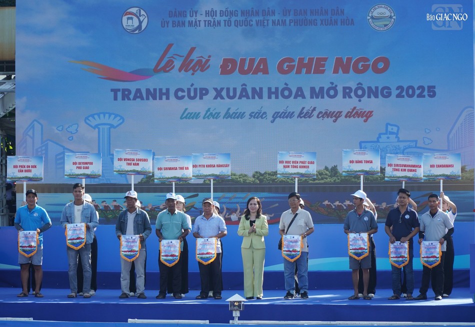 Bà Nguyễn Thanh Xuân, Thành ủy viên, Bí thư Đảng ủy, Chủ tịch Hội đồng Nhân dân P.Xuân Hòa tặng cờ lưu niệm đến các đội dự thi