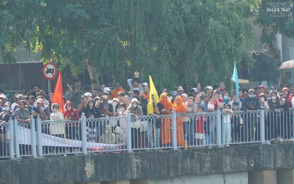 Đông đảo người dân TP.HCM và bà con Khmer xem lễ hội đua ghe ngo