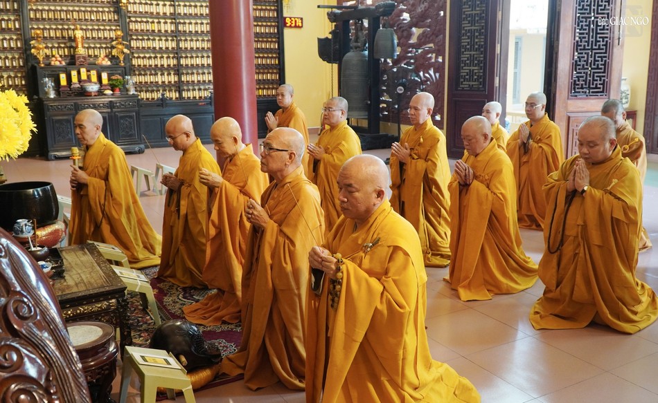 Thành kính dâng hương tưởng niệm