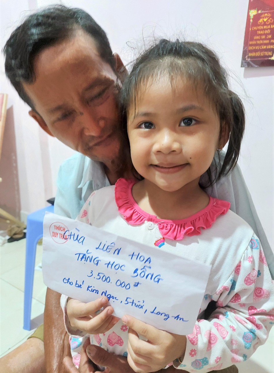 Niềm vui của bé Ngọc khi được phần quà trước thềm Tết