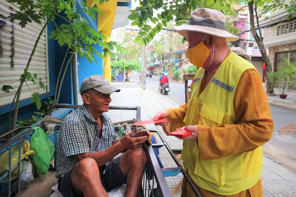 Nụ cười hạnh phúc của người lao động nghèo khi được nhận lì-xì bất ngờ vào ngày cuối năm Nụ cười hạnh phúc của người lao động nghèo khi được nhận lì-xì bất ngờ vào ngày cuối năm