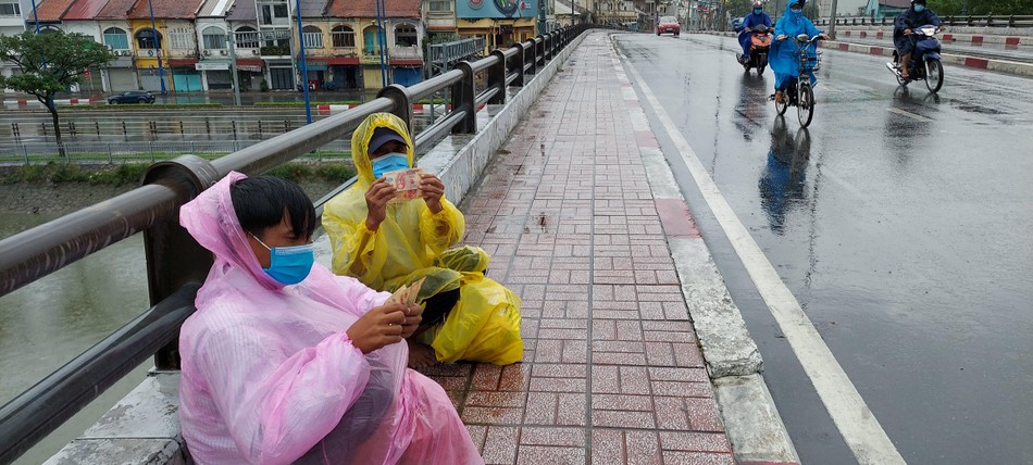 Nhận được 600 ngàn đồng chia sẻ, chú Thanh và anh Tính mừng rỡ. Anh Tính cứ đếm đi đếm lại số tiền anh mơ ước bao ngày qua... Nhận được 600 ngàn đồng chia sẻ, chú Thanh và anh Tính mừng rỡ. Anh Tính cứ đếm đi đếm lại số tiền anh mơ ước bao ngày qua...